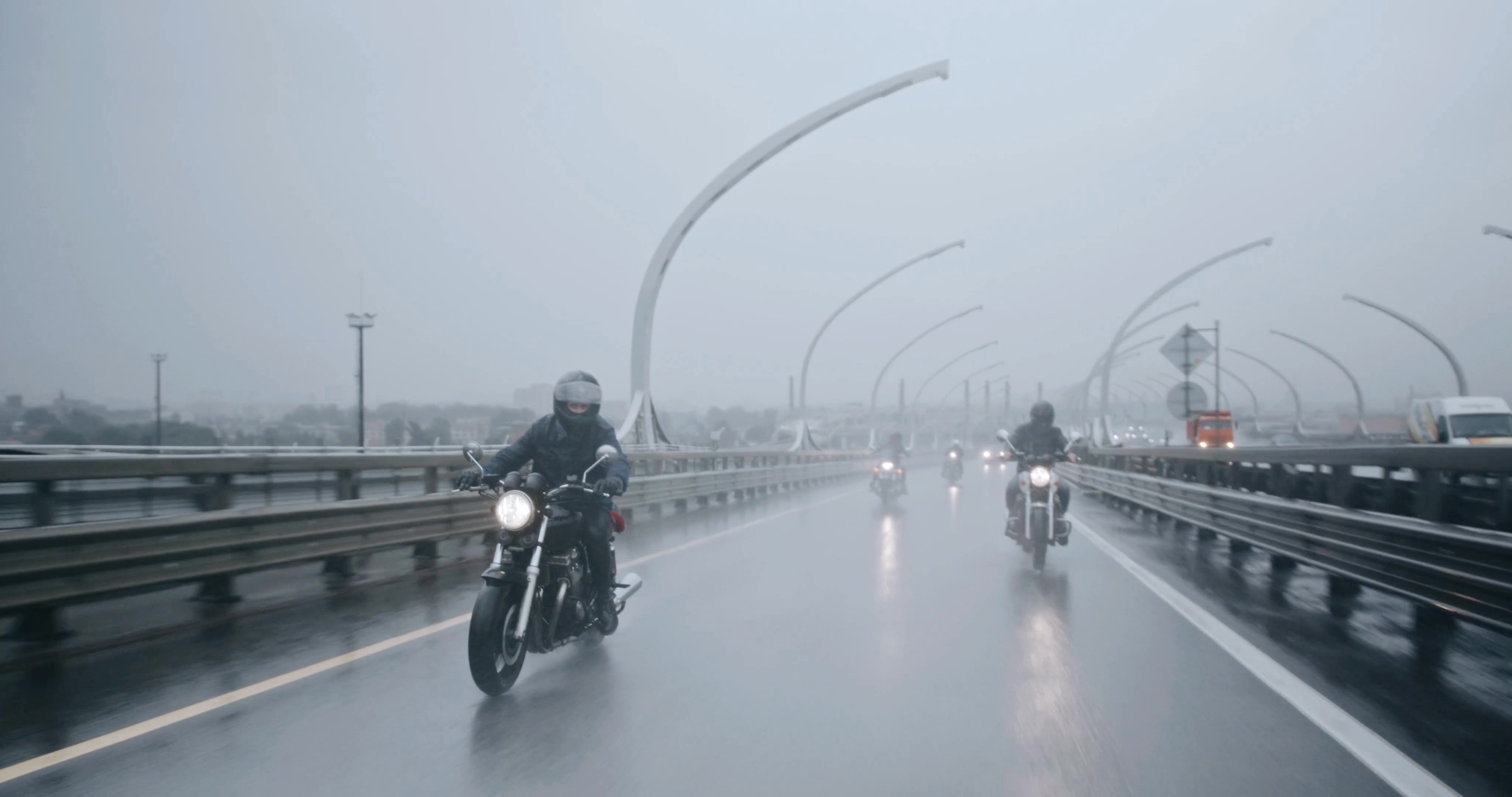 机车在道路上骑行