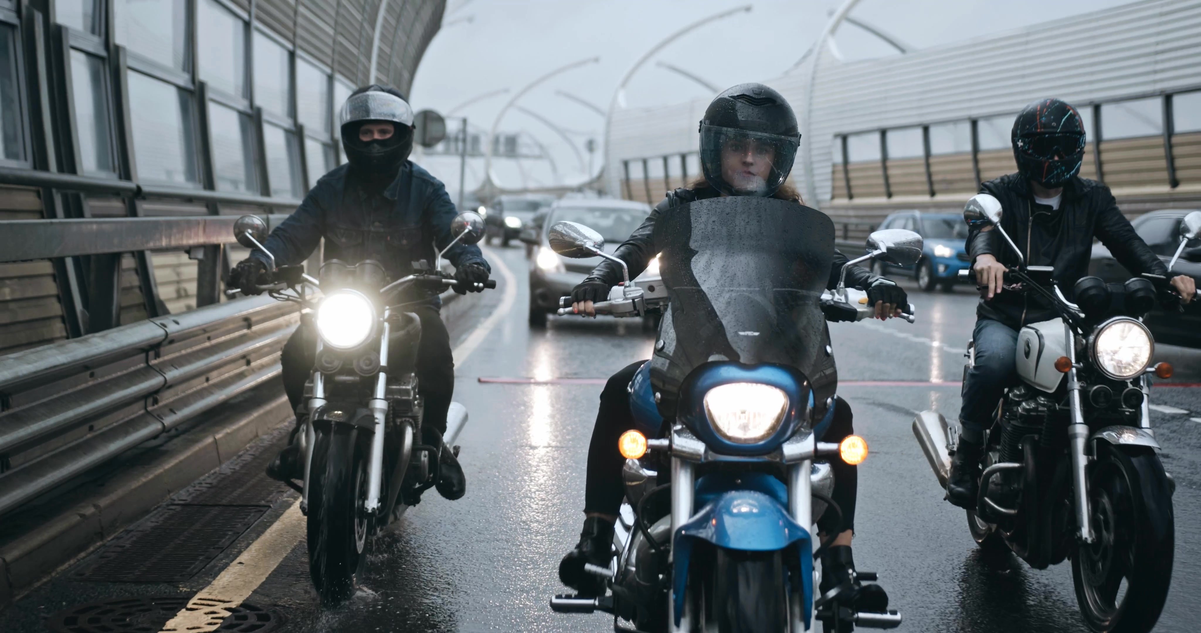 三人在雨中骑行