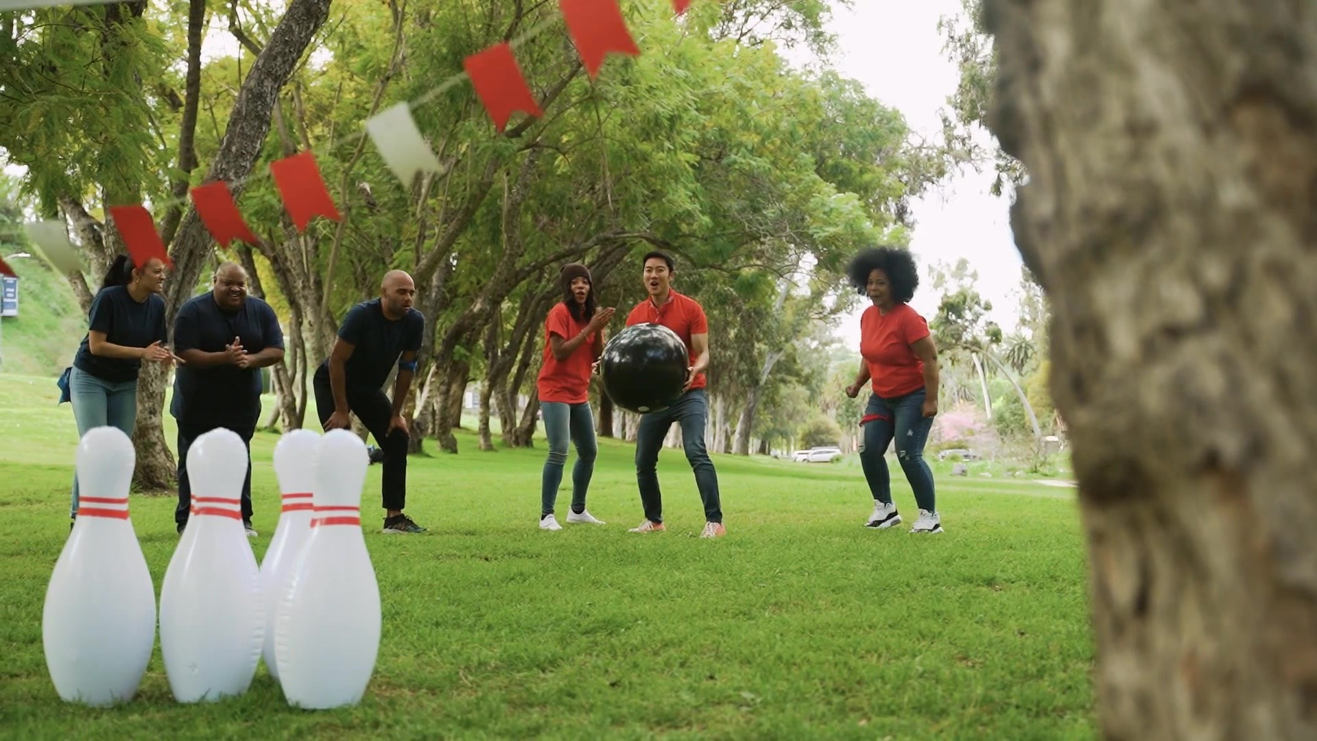 一家人在打保龄球