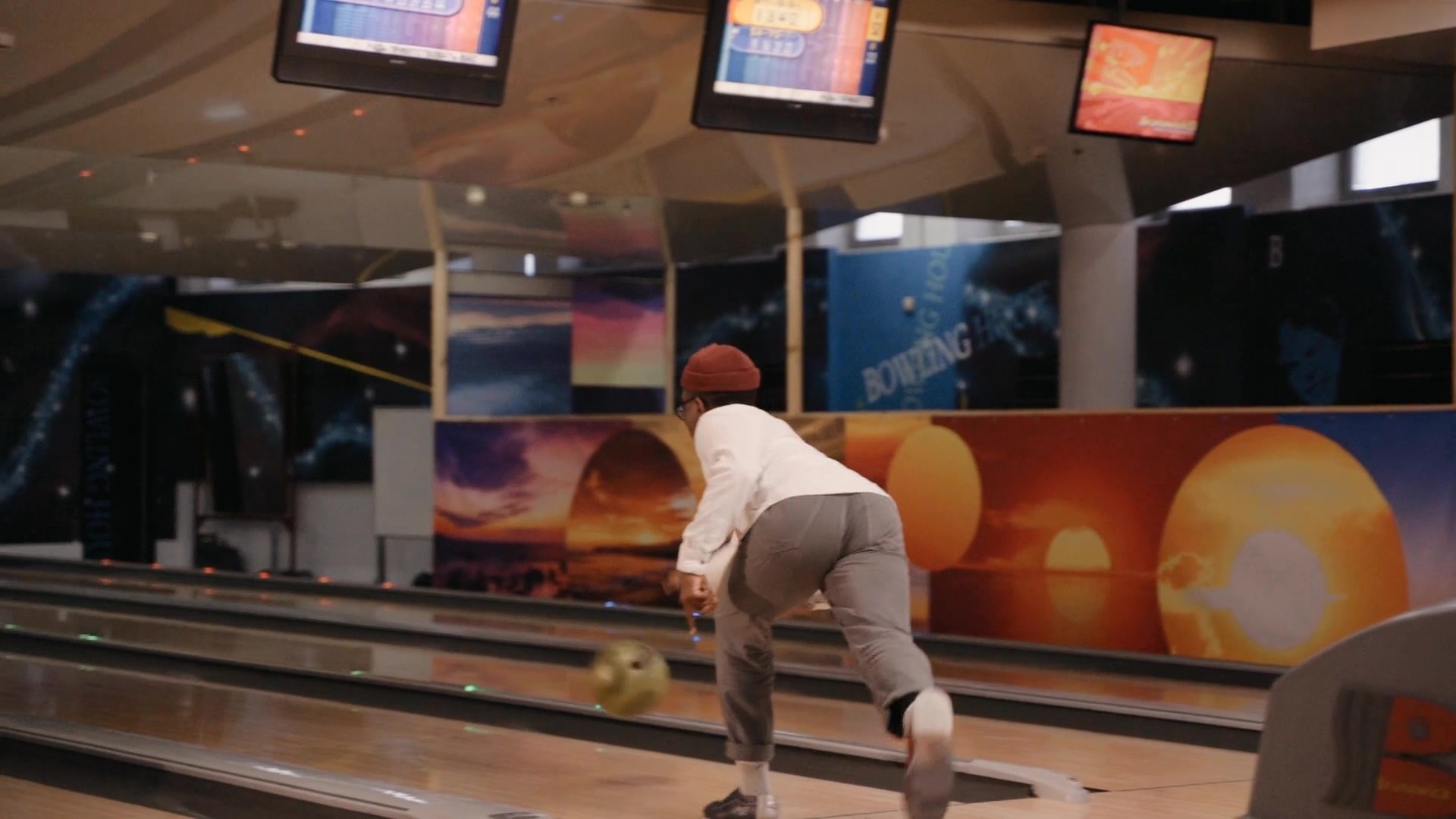 打保龄球的男人