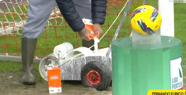 冷知识:下雨天给球场划线,涂料不够牛奶来凑