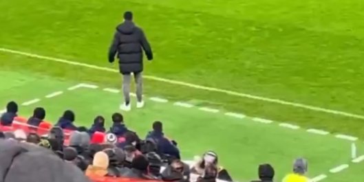 一紧张就喝水,老传统了