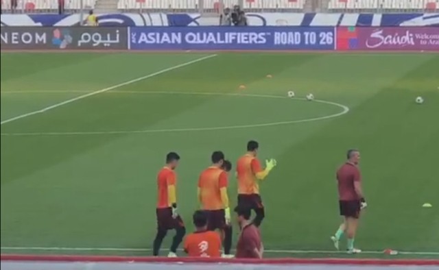 【现场直击】门将率先出场热身 王大雷受球迷追捧