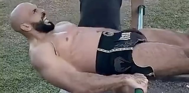 轮胎砸腹肌,这就是顶级球星保镖的训练方式吗