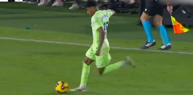 精准传递!亚马尔外脚背助攻拉菲尼亚破门