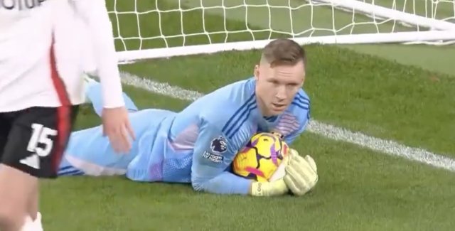 人工计时器?斯洛特在场下计算莱诺的抱球时间