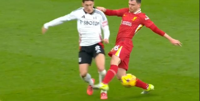 破坏对方进球机会,罗伯逊放倒威尔逊吃到红牌