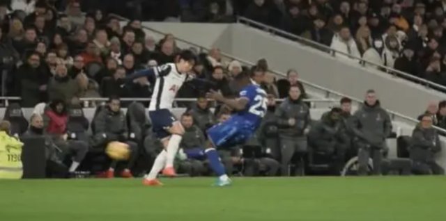 凯塞多抢断一脚把球踢飞,孙兴慜被掀翻跪地