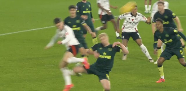 富勒姆迎战布伦特福德,威尔逊后脚跟潇洒撩射破门