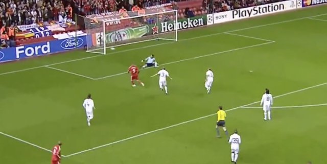 托雷斯灵巧转身爆射,卡西闪电反应做出扑救