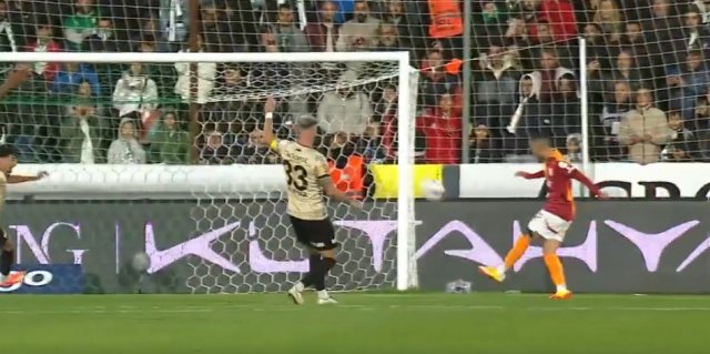 顶级球员低级错误?齐耶赫逆天空门不进