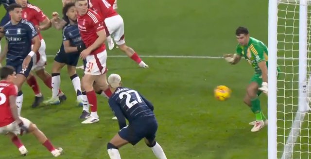 指尖的爆发力,大马丁用指尖把球从球门线上拨出