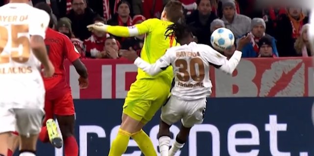 拜仁0比1不敌勒沃库森的比赛,诺伊尔17分钟直红