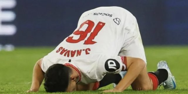 赫苏斯·纳瓦斯退役前最后一场比赛,向球迷告别