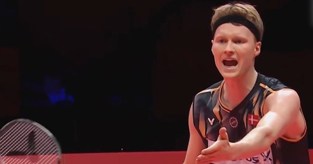 发球裁判员咳嗽影响?裁判长介入判为重发球