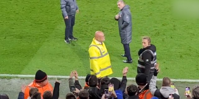 热刺球迷不满球队输球,场边嘘声不断